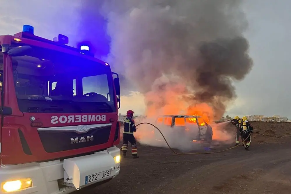 Los bomberos sofocan el incendio en el coche