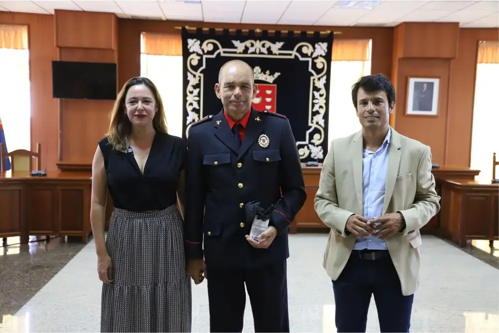 Reconocimiento al bombero Luis Álvarez