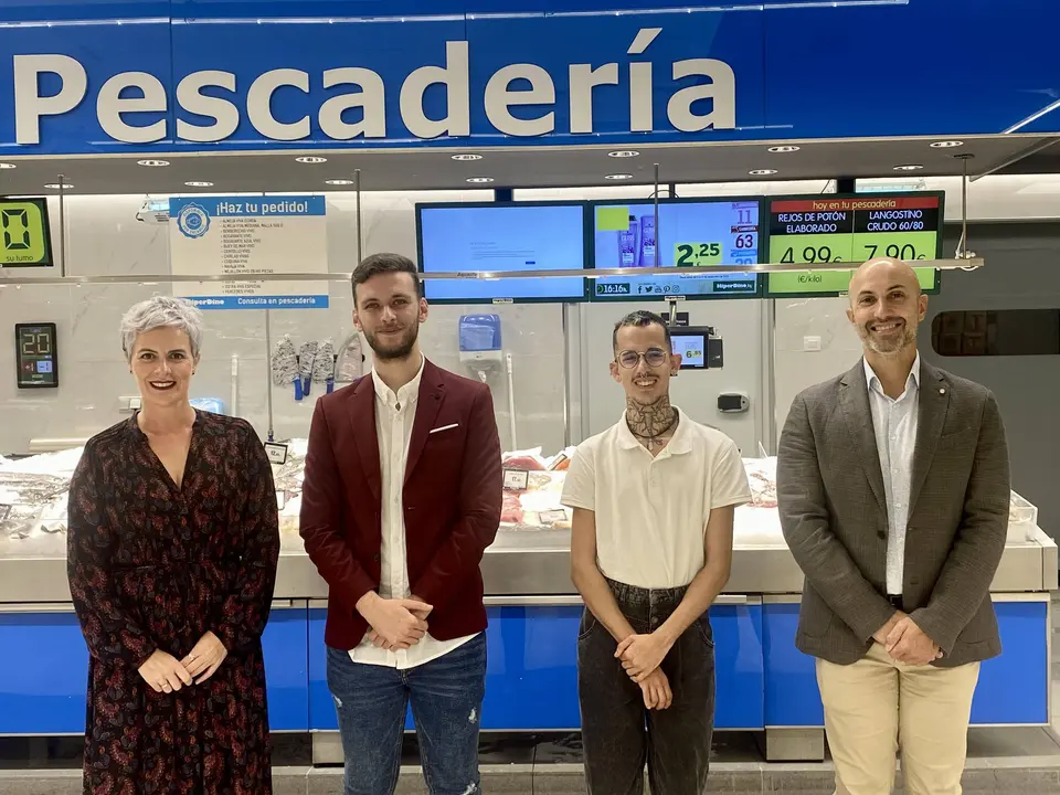 Carlos García, director de Marketing y Comunicación de HiperDino, y Virginia Ávila, directora de la Fundación DinoSol, junto a Mario y Roberto, alumnos becados