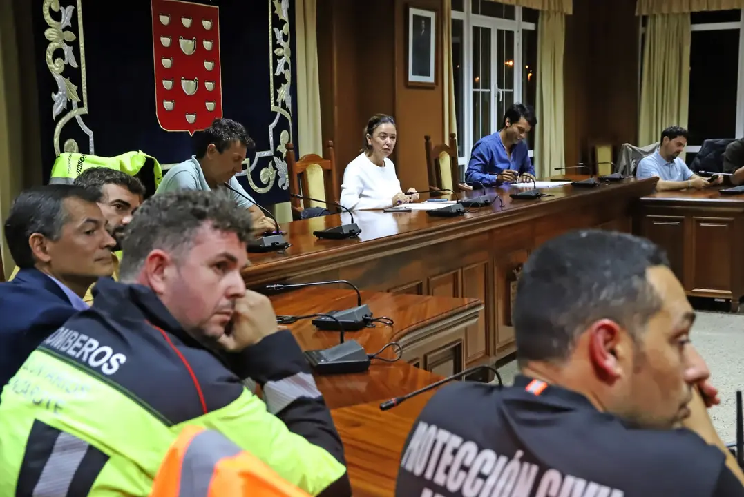 Un momento de la reunión de anoche en el Cabildo. En la foto de portada, de EFE/Adriel Perdomo, a aprecia a unos turistas en Costa Teguise