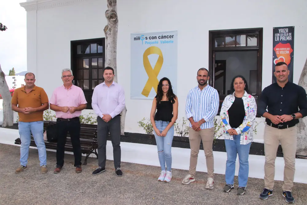 Representantes de Pequeño Valiente y del Ayuntamiento de Yaiza