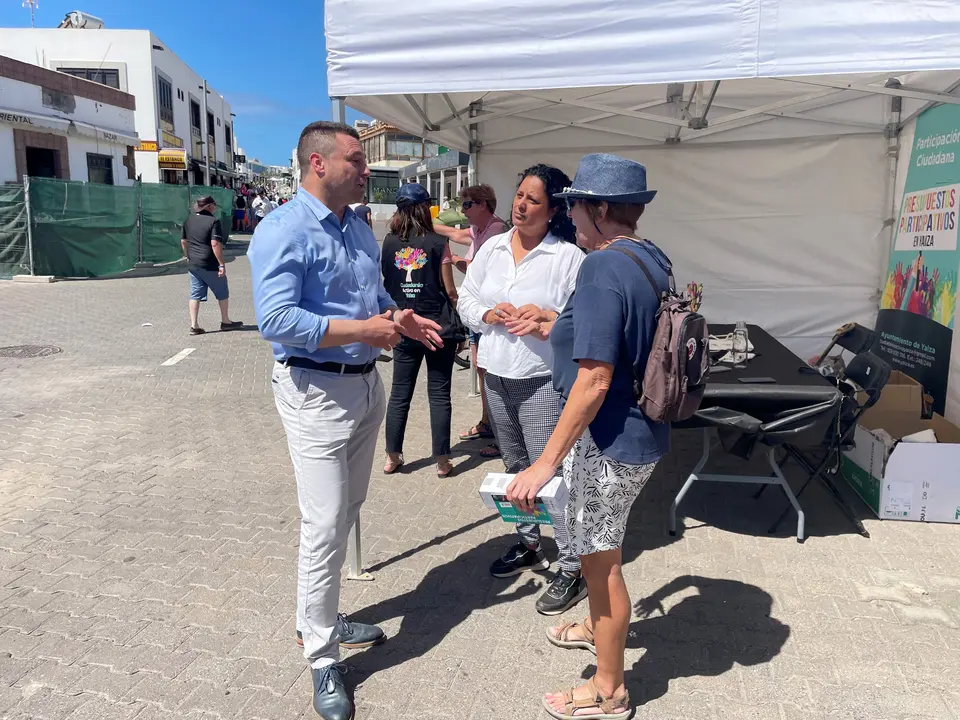 El alcalde de Yaiza en una jornada informativa en la calle Limones