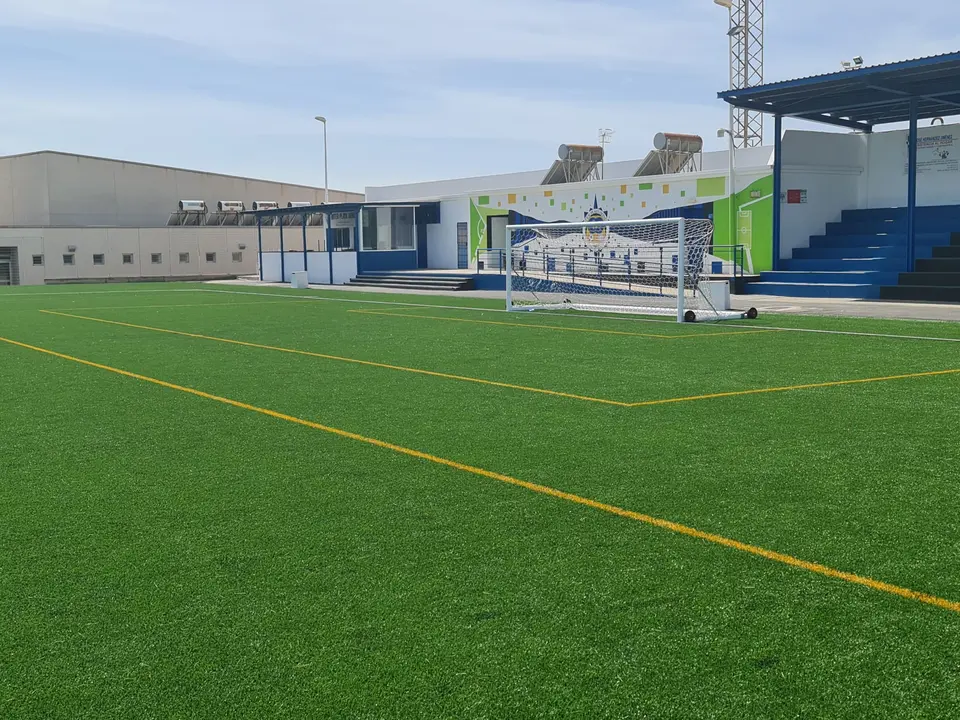 Campo de fútbol de Playa Honda con nuevo césped