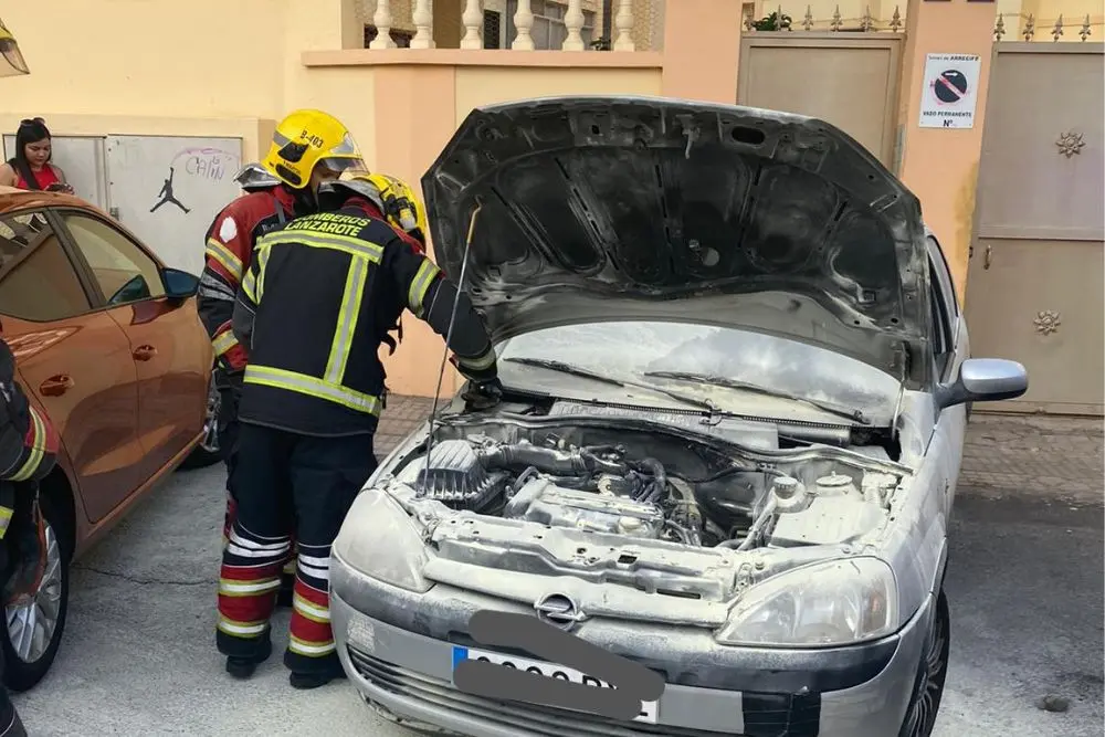 Estado del vehículo incendiado en Arrecife