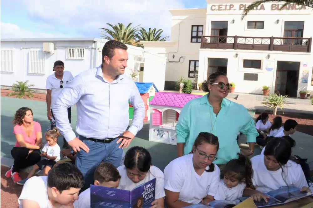 El alcalde de Yaiza junto a la vicedirectora Raquel Rodríguez en una actividad municipal de cultura.