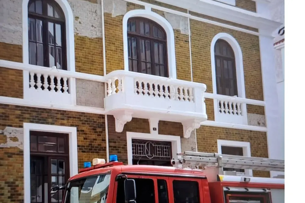 Caída de cascotes en la Casa Amarilla, el antiguo Cabildo