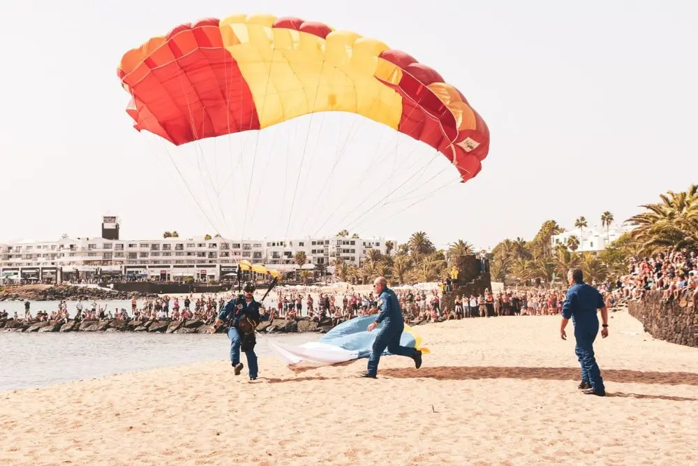 Patrulla Acrobática Paracaidista en Costa Teguise