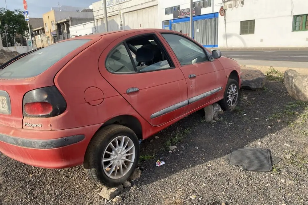 Vehículo abandonado en el barrio de Titerroy