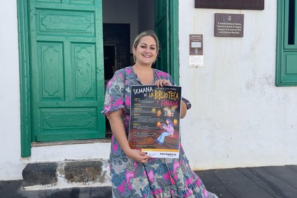 Sara Bermúdez con el cartel de la Semana de la Biblioteca
