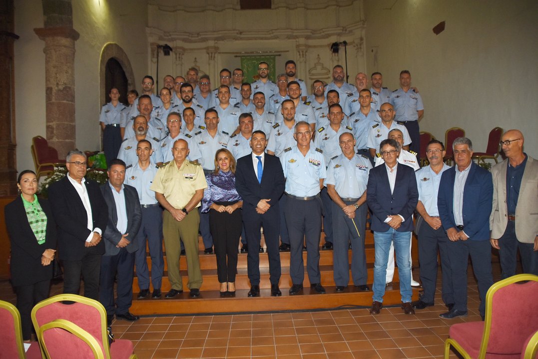 El grupo de gobierno de Teguise junto a militares del Ejército del Aire y el Espacio