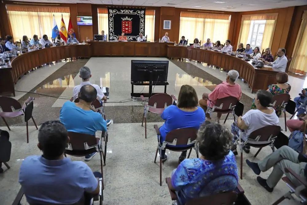 Celebración del pleno en el Cabildo de Lanzarote