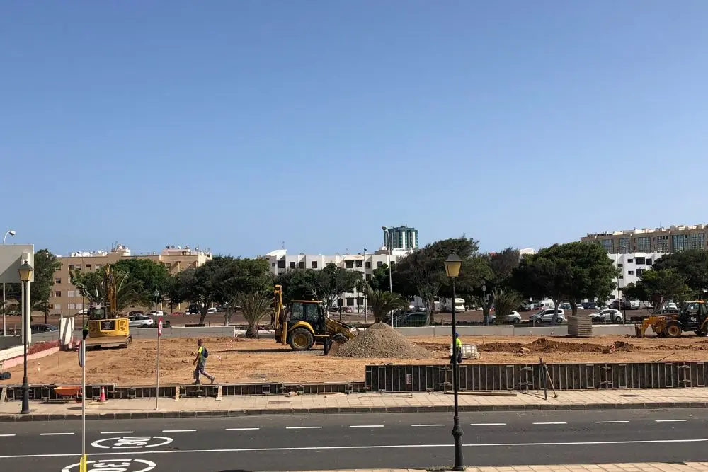 Obreros en una construcción en Lanzarote