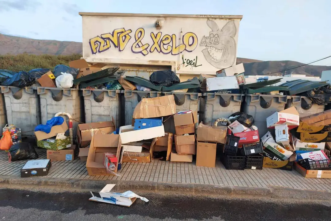 Contenedores de basura en Famara