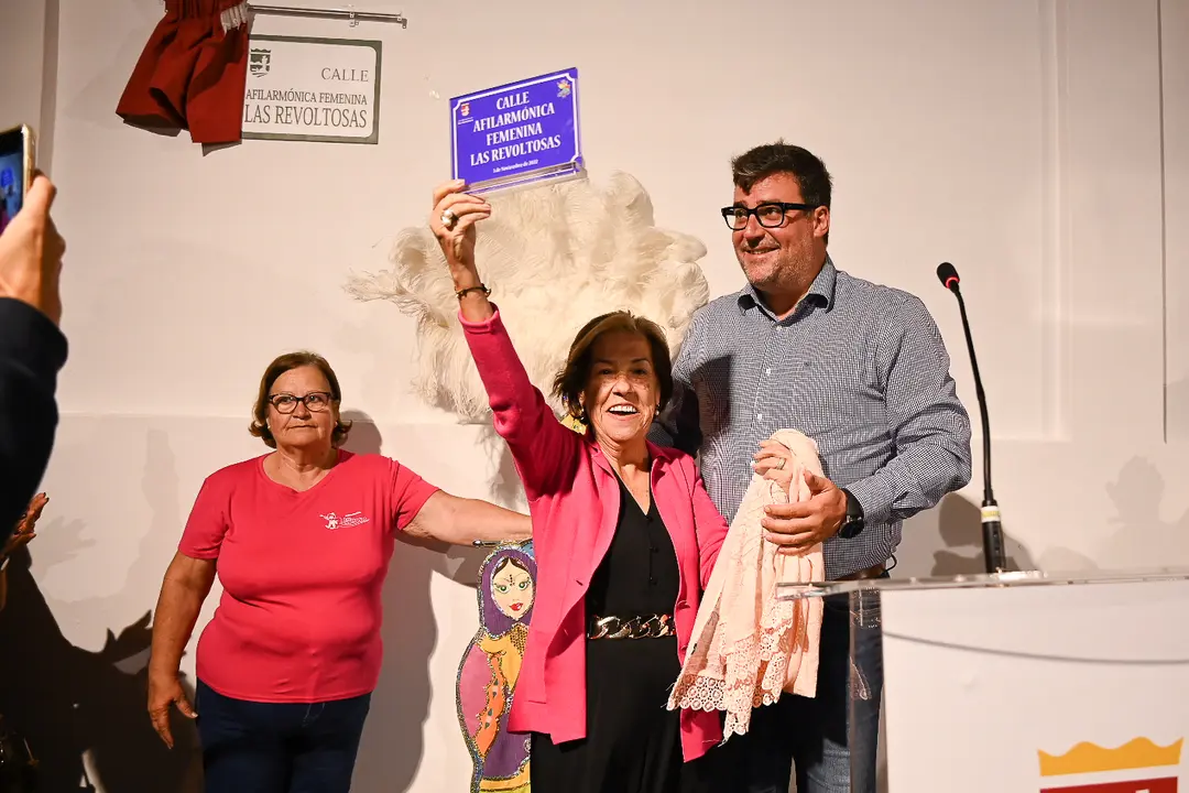 Descubrimiento de placa de la calle Afilarmónica Las Revoltosas