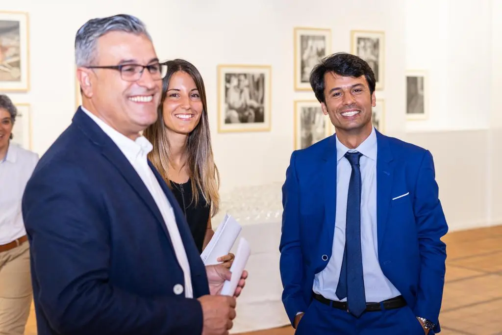 Marcos Bergaz, a la derecha, junto a dos de sus compañeros del PSOE Teguise