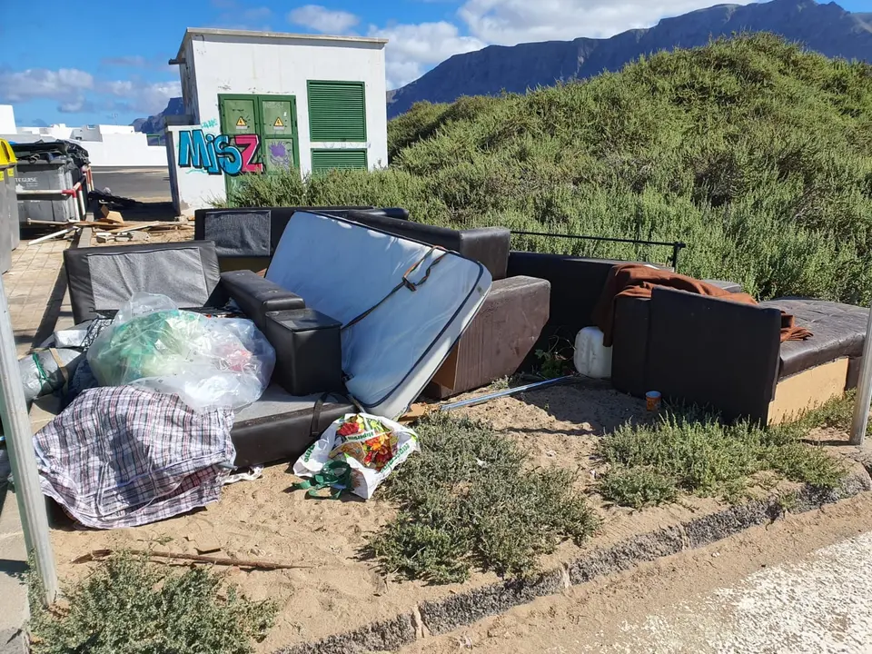 Los enseres se acumulan a las puertas de la Caleta de Famara