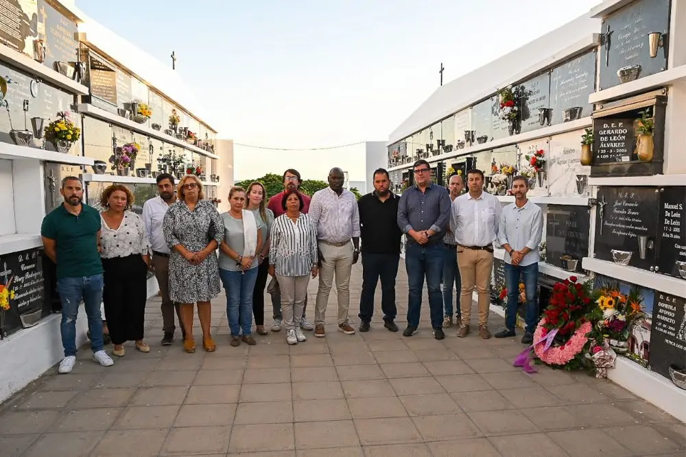 Ofrenda floral a Alexis Tejera