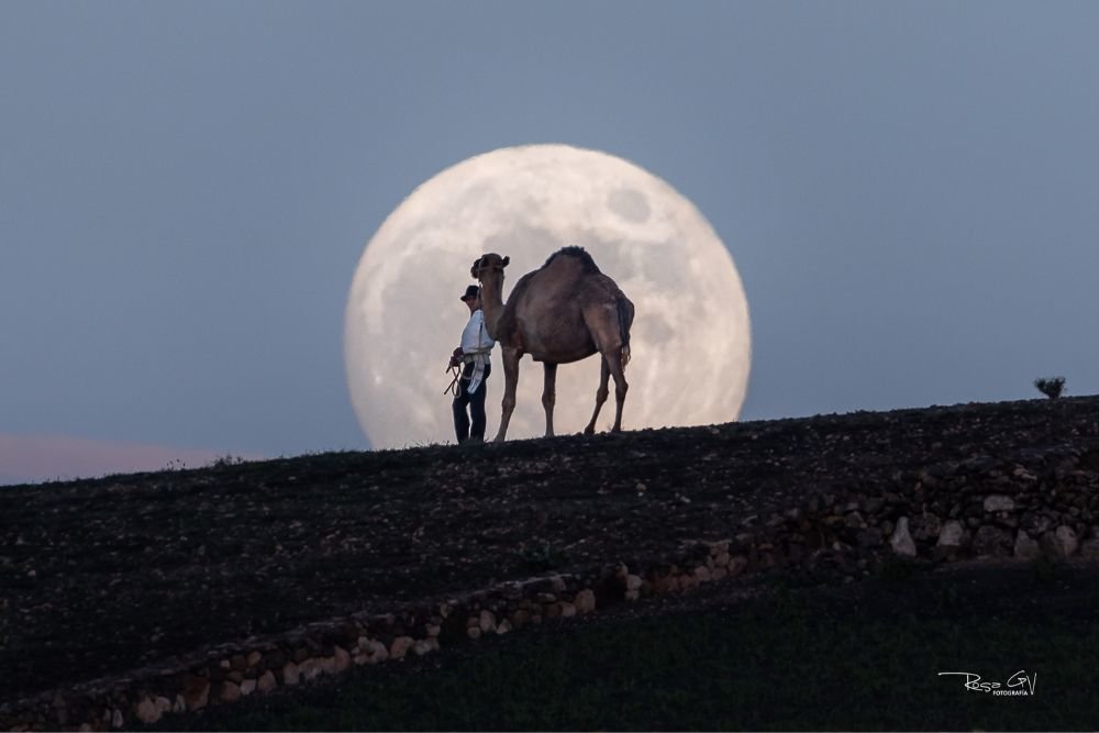 Fotografía de Rosa García con la luna como protagonista en Uga