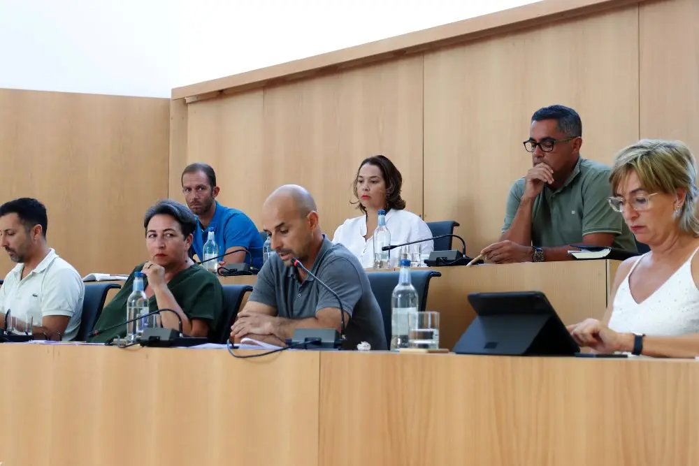 Celebración del pleno en el Ayuntamiento de Tías