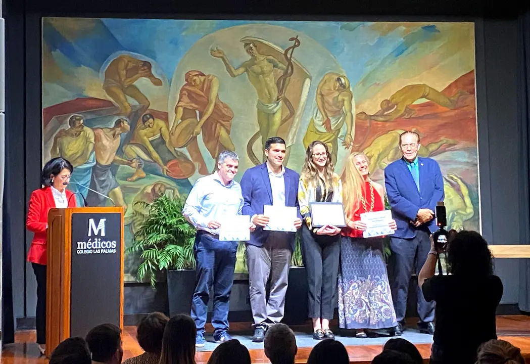 Entrega de premios del trabajo presentado por la médico