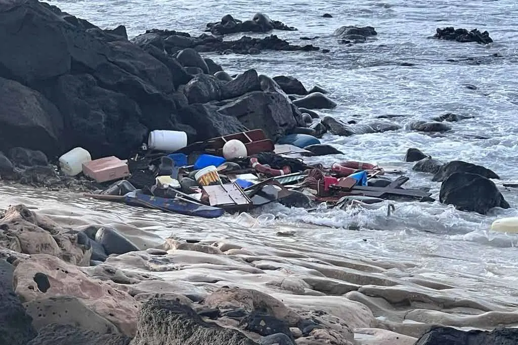 Encalla un velero en Playa Blanca