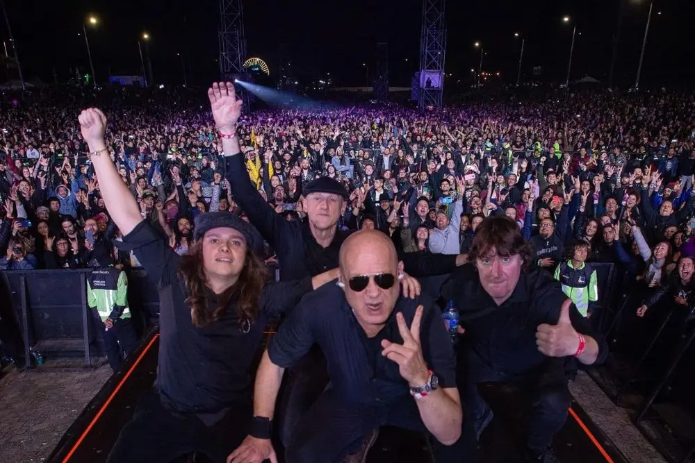 Grupo Ilegales en un concierto