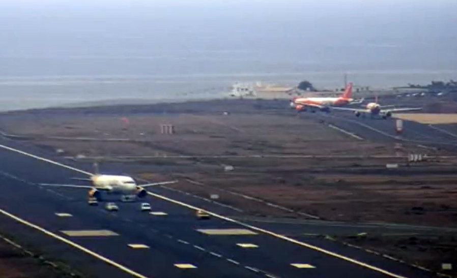 Momento en el que se logra remolcar al avión, con otras aeronaves aguardando turno. (FITI: captura de pantalla Lanzarote web cam)