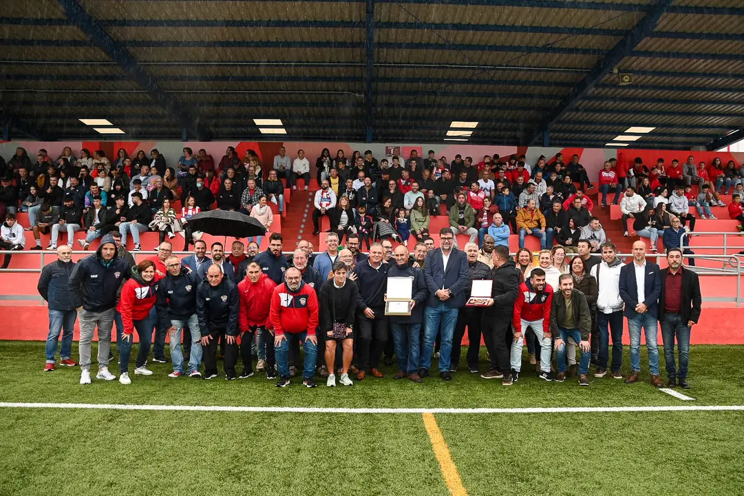 Entrega de la medalla de oro al FC San Bartolomé