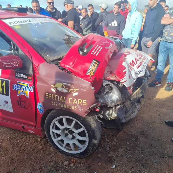 Así quedó el coche tras el impacto con el furgón