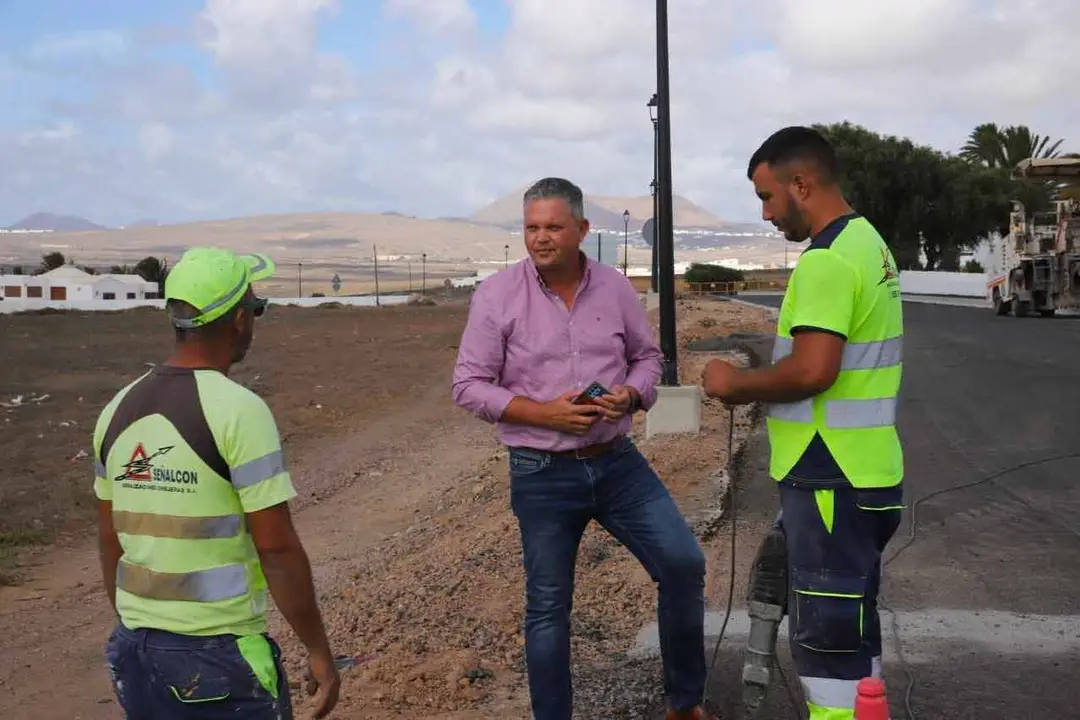 Alfredo Mendoza y trabajadores en la carretera de Nazaret