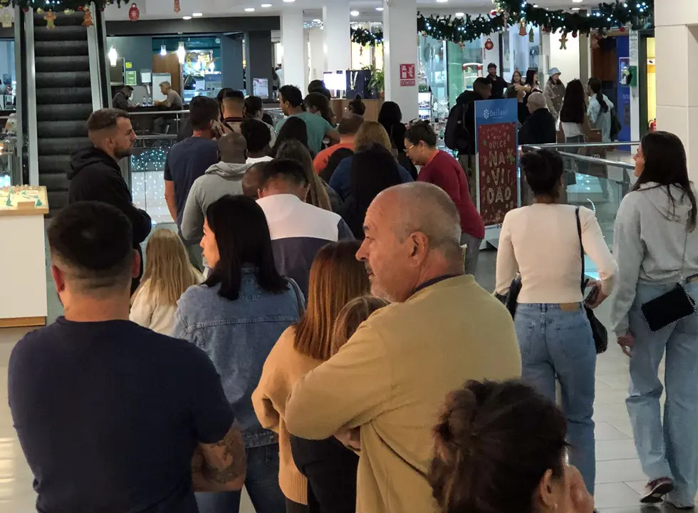 Aspecto de la Administración de Lotería del Deiland, este miércoles a las 21:00 horas