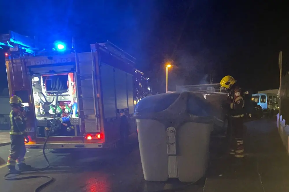 Los bomberos durante la extinción del fuego