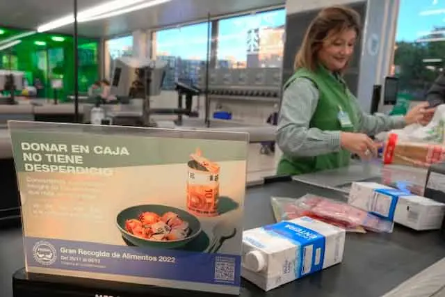 Línea de caja en una tienda de Mercadona durante la Gran Recogida de Alimentos