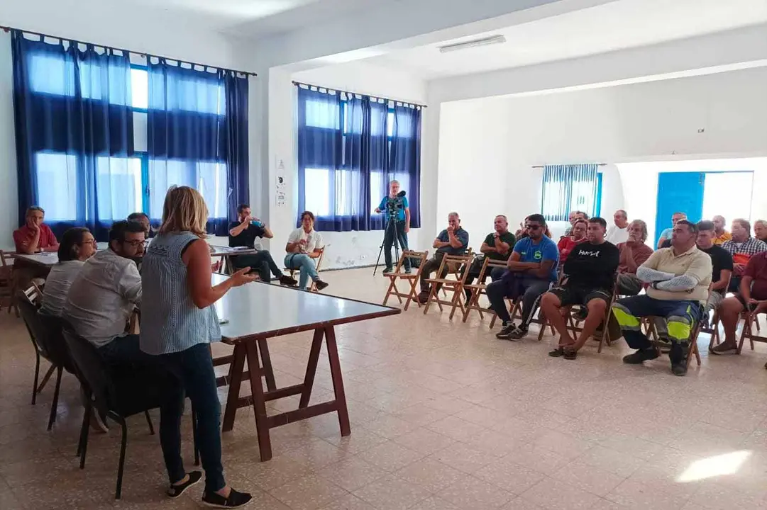 Encuentro Ayuntamiento y vecinos de La Graciosa