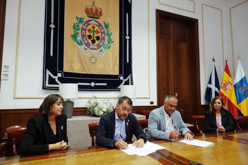 Firma del convenio con el alcalde de Santa Cruz de Tenerife