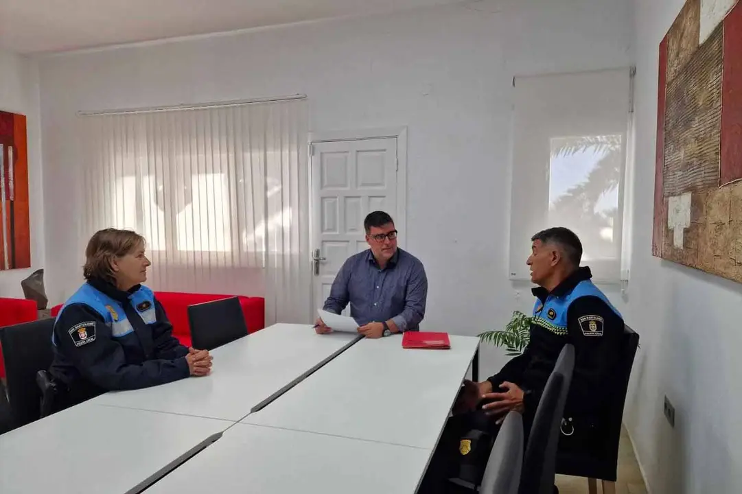 Reunión alcalde y policía local de San Bartolomé