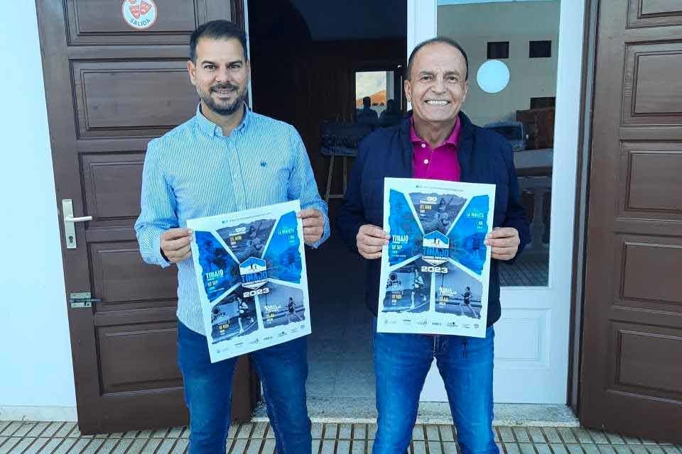 Alcalde y concejal con el cartel de la VI edición de la Copa de Carreras Populares de Tinajo