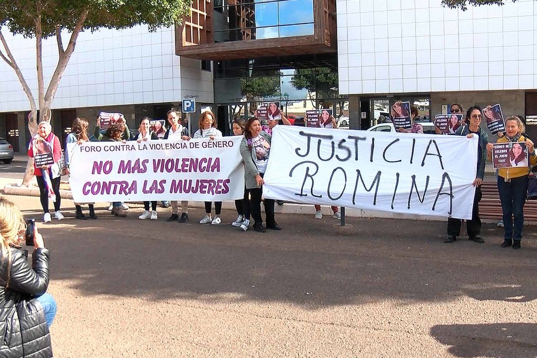Concentración pidiendo justicia para Romina Celeste