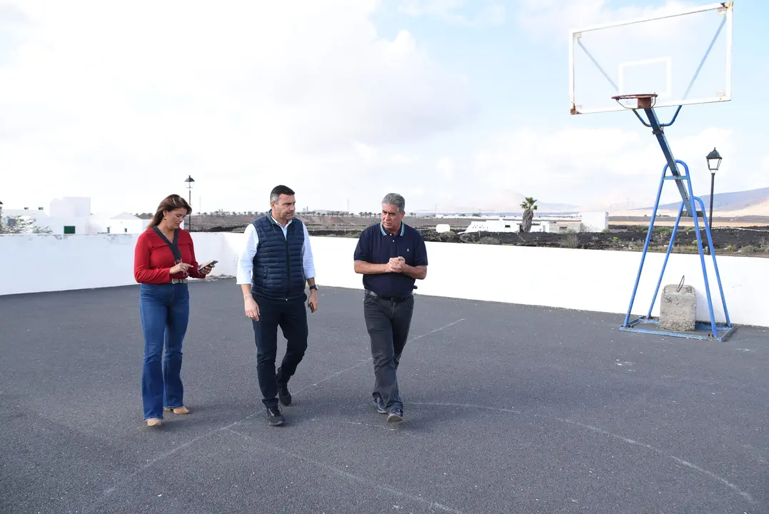 El alcalde de Teguise y dos concejales en una zona de ocio juvenil