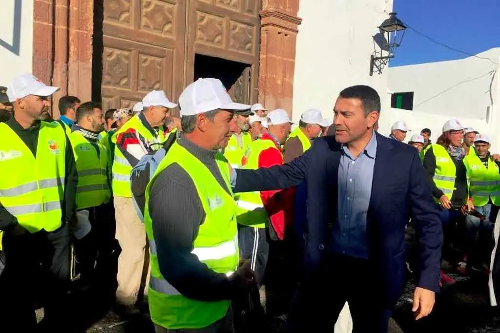 Alcalde y trabajadores en Teguise