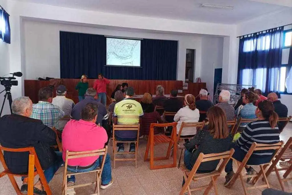 Reunión Olivia Duque y Alicia Páez con los vecinos