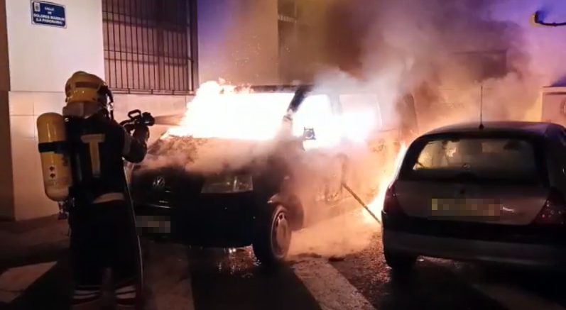 Incendio de furgoneta en la calle Portugal