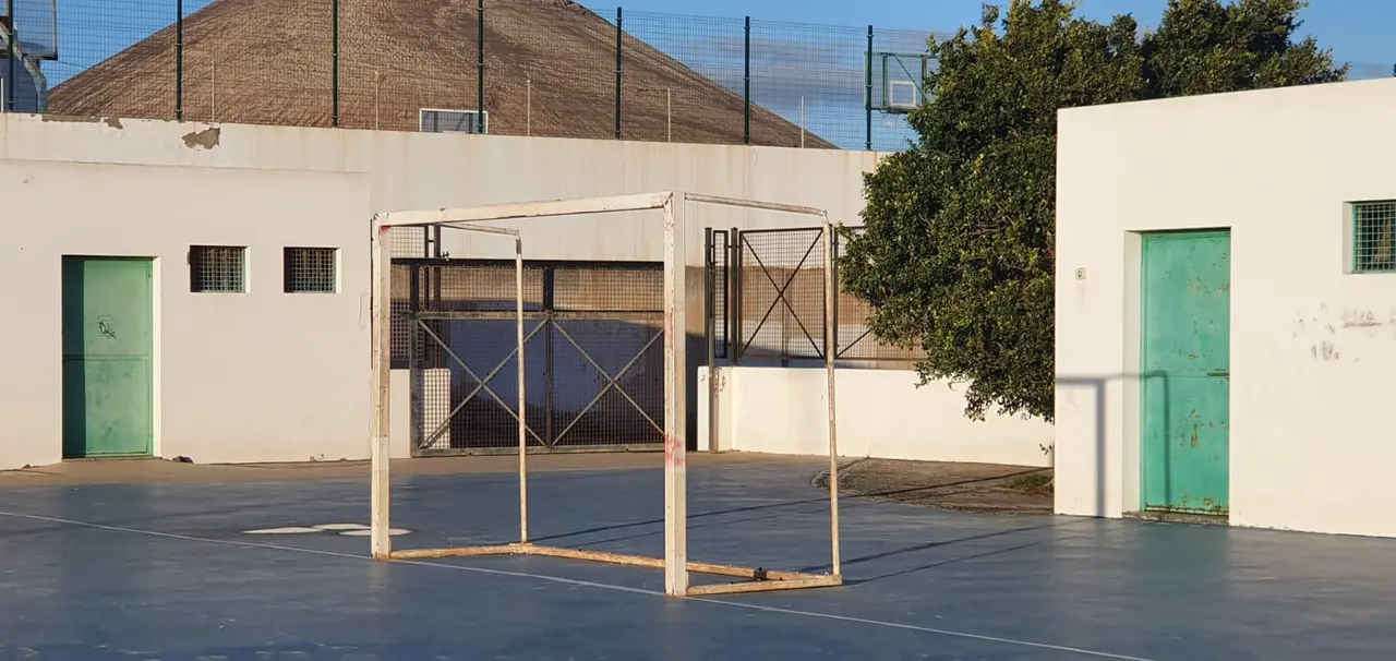 Portería de balonmano rota