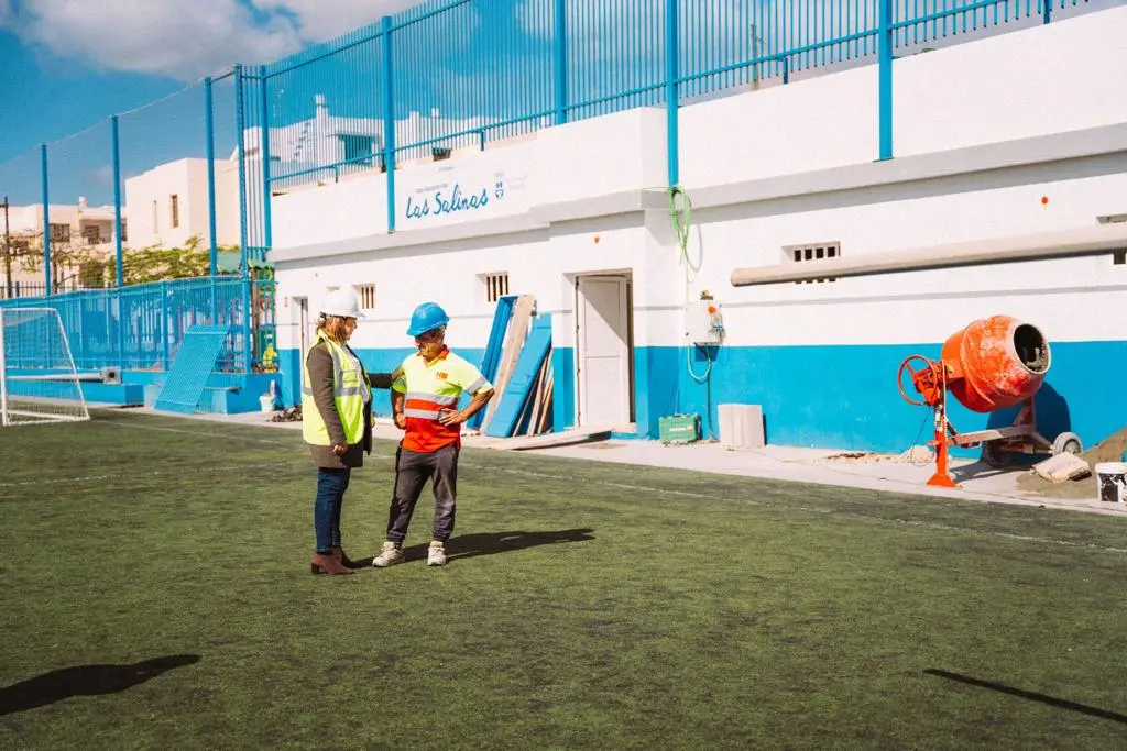 Empiezan las obras en el campo de fútbol de Las Salinas