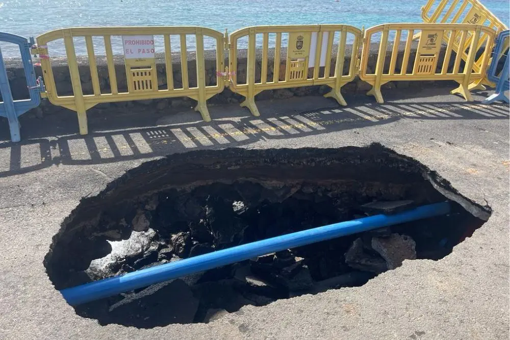 Socavón junto al muelle de Punta Mujeres