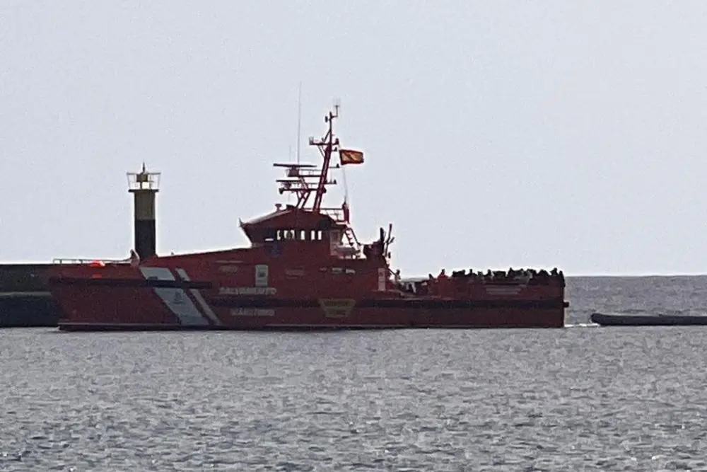 La Salvamar entrando al muelle comercial de Arrecife