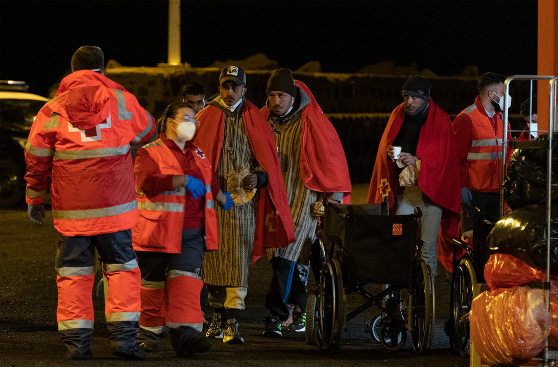 Personas migrantes llegadas la noche del miércoles, 8 de febrero (FOTO: EFE/Adriel Perdomo)