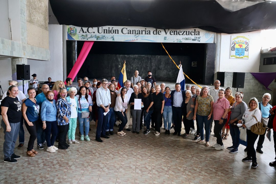 Ángel Víctor Torres rodeado de miembros de la comunidad canaria en Venezuela