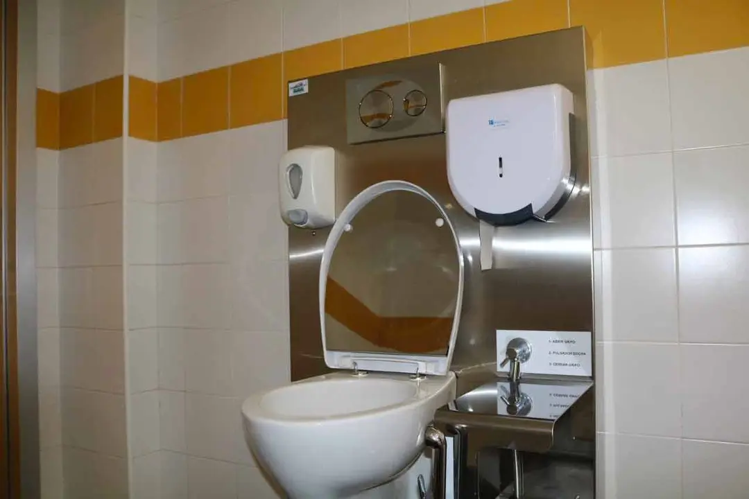 Baño adaptado para personas ostomizadas en el Molina Orosa