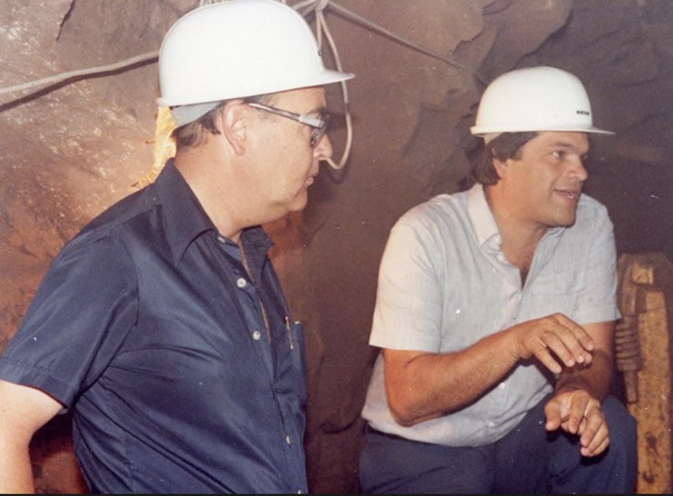 José Manuel Fiestas, a la derecha, junto al entonces presidente del Cabildo, Antonio Lorenzo, supervisando obras en las galerías de Famara. Año 1992 (FOTO: memoriadelanzarote.com)